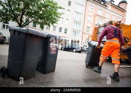 Mitarbeiter der städtischen Entsorgungsfirma (AWM) bei der Arbeit in Schwebing. [Automatisierte Übersetzung] Stockfoto