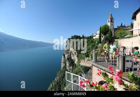 Blick von einer Terrasse in Pieve in der Nähe von Tremosine sul Garda, dem "Balkon" des westlichen Gardaseeraums. [Automatisierte Übersetzung] Stockfoto