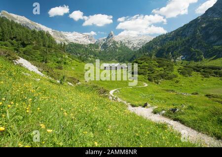 Das Kärlingerhaus 1638 m über dem Meeresspiegel im Hintergrund das Schottmalhorn [automatisierte Übersetzung] Stockfoto