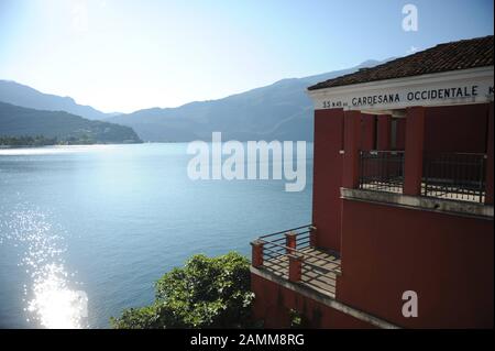Auf der westlichen Seite des Gardasee verläuft die Straße Gardesana Occidentale von Riva del Garda im Norden nach Desenzano im Süden. [Automatisierte Übersetzung] Stockfoto