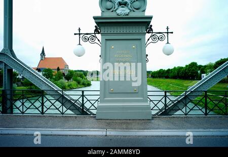 Blick auf die 1903 eröffnete Salzachbrücke in laufen an der Salzach. Das Bild zeigt die Grundinschrift aus der Zeit von Kaiser Franz Joseph I. [automatisierte Übersetzung] Stockfoto