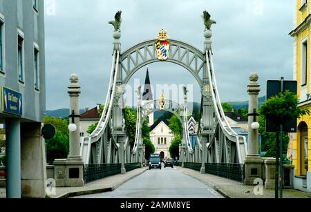 Blick auf die 1903 eröffnete Salzachbrücke in laufen an der Salzach. Das Bild zeigt den Blick von der bayerischen Seite. [Automatisierte Übersetzung] Stockfoto