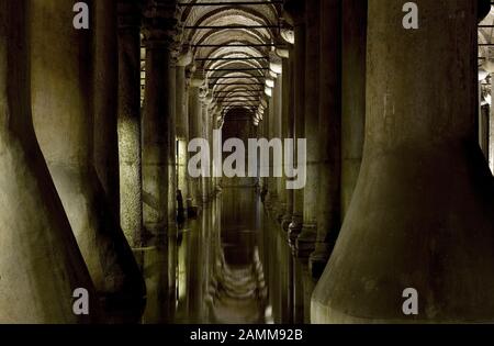 Innenansicht der versunkenen Cisterna Basilika, einer spätantiken Zisterne westlich der Hagia Sophia in Istanbul. [Automatisierte Übersetzung] Stockfoto