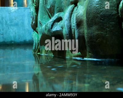 Innenansicht der versunkenen Cisterna Basilika, einer spätantiken Zisterne westlich der Hagia Sophia in Istanbul. [Automatisierte Übersetzung] Stockfoto