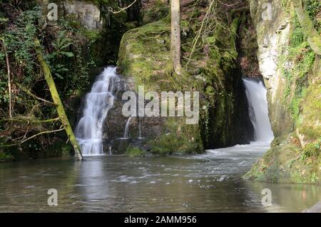 Ffynone Wasserfall fällt abgeschiedener walisischer Wasserfall, der angeblich der Eingang der keltischen Otherworld Annwn Boncath Newchapel Pembrokeshire Wales Cymru UK ist Stockfoto