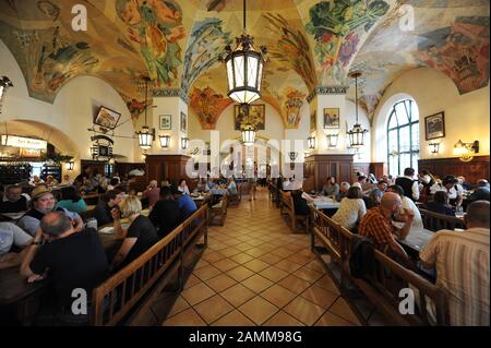 Gäste im Münchner Hofbräuhaus am Platzl. [Automatisierte Übersetzung] Stockfoto