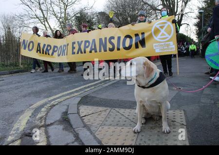 Aussterben Rebellion protestieren in Keynsham gegen Bristol Airport Expansion. 15. Januar 2020 Stockfoto