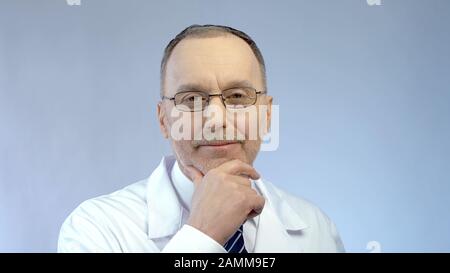 Professioneller Arzt lächelt freundlich, posiert für Kamera, hochwertige Klinikdienstleistungen Stockfoto