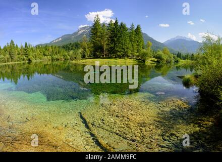 Panoramalandschaft in Bayern mit Isarreservoir bei Mittenwald [automatisierte Übersetzung] Stockfoto