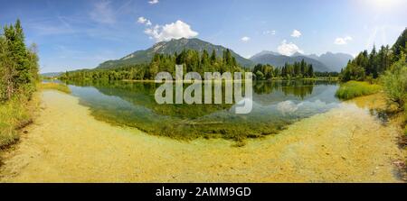 Panoramalandschaft in Bayern mit Isarreservoir bei Mittenwald [automatisierte Übersetzung] Stockfoto