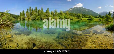 Panoramalandschaft in Bayern mit Isarreservoir bei Mittenwald [automatisierte Übersetzung] Stockfoto