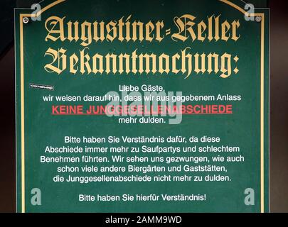 Ein Schild im Biergarten des Augustiner Kellers an der Arnulfstraße weist auf das Verbot von Junggesellenabenden hin. [Automatisierte Übersetzung] Stockfoto