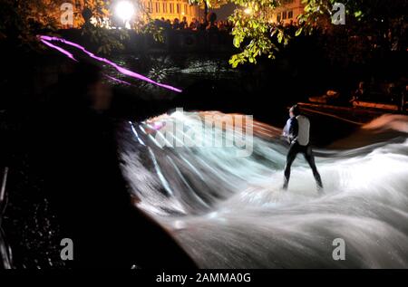 Lange Nacht der Münchner Museen: Das Bild zeigt eine Licht- und Toninstallation auf der Surferwelle am Eisbach im Englischen Garten. [Automatisierte Übersetzung] Stockfoto