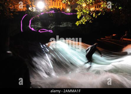 Lange Nacht der Münchner Museen: Das Bild zeigt eine Licht- und Toninstallation auf der Surferwelle am Eisbach im Englischen Garten. [Automatisierte Übersetzung] Stockfoto