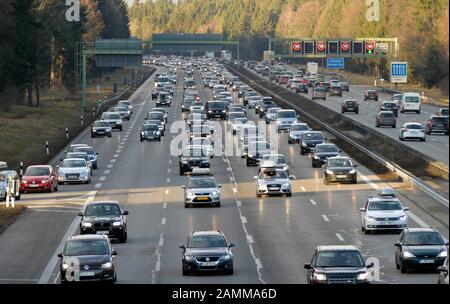 Stau zum Jahreswechsel auf der AUTOBAHN A8 bei Hofolding. [Automatisierte Übersetzung] Stockfoto