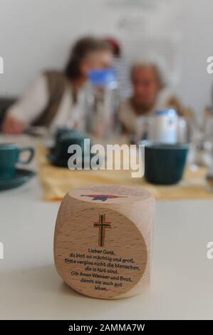 In der Kirchenküche der Versöhnungskirche Harthof kochen ehrenamtliche Helfer für Bedürftige. [Automatisierte Übersetzung] Stockfoto