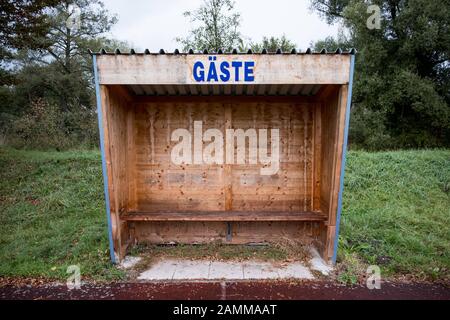 Gästebank auf dem Fußballplatz des VR Haag. [Automatisierte Übersetzung] Stockfoto