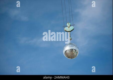 Surrealistische Atmosphäre auf dem Münchner Stockhofgelände mit Vorbereitungen für den Märchenbasar und das Kulturprojekt "Bahnwärter Thiel". Alles ist mit Wasser überschwemmt, es tauchen Reflexionen auf, ein Disco-Ball schwebt über allem, Container stapeln sich und in der Mitte steht ein Elefant auf einem Surfbrett. [Automatisierte Übersetzung] Stockfoto