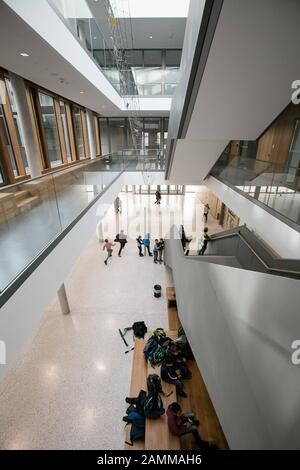 Das Gymnasium München Nord, eine "Eliteschule für Sport", an der Knorrstraße 171, im Bild die Treppe. [Automatisierte Übersetzung] Stockfoto