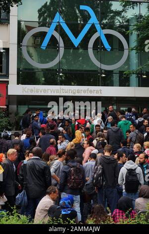 Besuchermassen vor dem Bezirksverwaltungsamt München (KVR) an der Poccistraße. [Automatisierte Übersetzung] Stockfoto