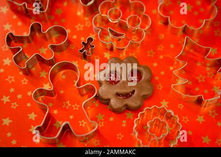 Auf dem Weihnachtsmarkt am Münchner Marienplatz gibt es verschiedene Piercing-Formen. [Automatisierte Übersetzung] Stockfoto