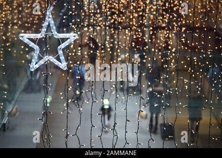 Weihnachtskäufer in der Innenstadt Münchens am zweiten Adventswochenende. Im Bild die Fünf Gerichte. [Automatisierte Übersetzung] Stockfoto