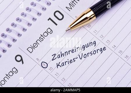 Zahnreinigung und Kariesvorbeugung als Eintrag im Terminkalender [automatisierte Übersetzung] Stockfoto