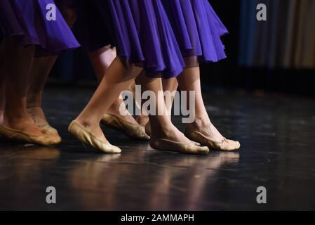 Junge Balletttänzerinnen beim Landeswettbewerb "Jugend tanzt" des Deutschen Bundesverbandes Tanz (DBT) im Anton Fingerle Center in Giesing. [Automatisierte Übersetzung] Stockfoto