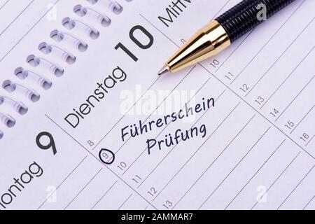 Fahrerlaubnis-Prüfdatum im Kalender [automatisierte Übersetzung] Stockfoto