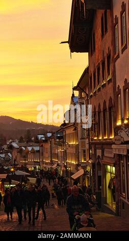 Weihnachtsmarkt in der Marktstraße im verschneiten Bad Tölz. [Automatisierte Übersetzung] Stockfoto