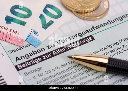 Steuererklärung für Finanzamt mit Altersvorsorge [automatisierte Übersetzung] Stockfoto