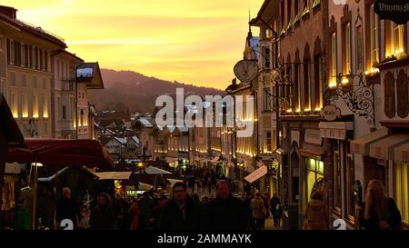 Weihnachtsmarkt in der Marktstraße im verschneiten Bad Tölz. [Automatisierte Übersetzung] Stockfoto