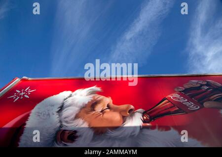 Coca-Cola-Weihnachtslaster verlassen das Firmengelände in Fürstenfeldbruck. [Automatisierte Übersetzung] Stockfoto