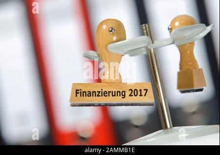 Finanzierung 2017 auf Holzstempel gekennzeichnet [automatisierte Übersetzung] Stockfoto