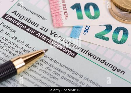 Steuererklärung für Finanzamt mit Altersvorsorge [automatisierte Übersetzung] Stockfoto