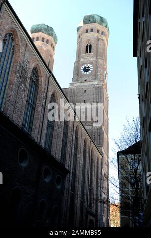 Blick auf das Münchner Liebfrauendom mit den charakteristischen Zwillingstürmen. [Automatisierte Übersetzung] Stockfoto