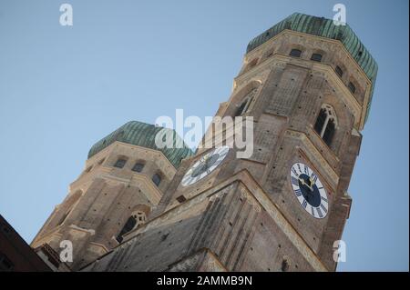 Blick auf das Münchner Liebfrauendom mit den charakteristischen Zwillingstürmen. [Automatisierte Übersetzung] Stockfoto