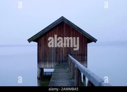 Bootshütte in der Abenddämmerung bei Stegen am Ammersee. [Automatisierte Übersetzung] Stockfoto