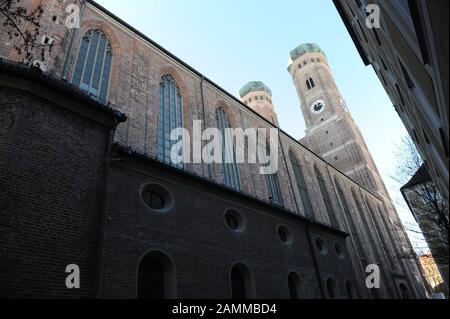 Blick auf das Münchner Liebfrauendom mit den charakteristischen Zwillingstürmen. [Automatisierte Übersetzung] Stockfoto