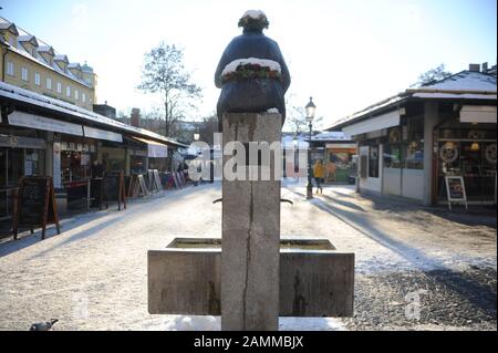Wintereindruck vom Münchner Viktualienmarkt, im Vordergrund der Elise Aulinger Brunnen. [Automatisierte Übersetzung] Stockfoto