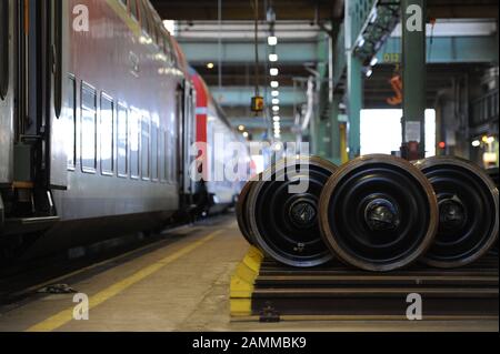 In der DB Regio-Werkstatt München-Pasing in der Bergsonstraße 110 in 81245 München Langwied repariert das Unternehmen Bombardier derzeit technische Defekte an den neuen Zügen der Werdenfelsbahn. [Automatisierte Übersetzung] Stockfoto