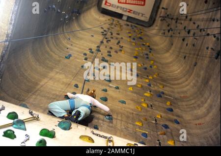 Frau klettert in der Kletterhalle "Himmelstor" auf dem alten Pfanni-Areal am Ostbahnhof. [Automatisierte Übersetzung] Stockfoto