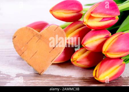 Blumenstrauß mit Herz als Symbol der Liebe [automatisierte Übersetzung] Stockfoto