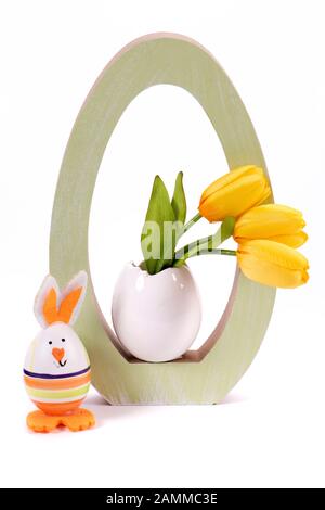 Großes Osterei und Oser Bunny mit Tulpen zu Ostern [automatisierte Übersetzung] Stockfoto