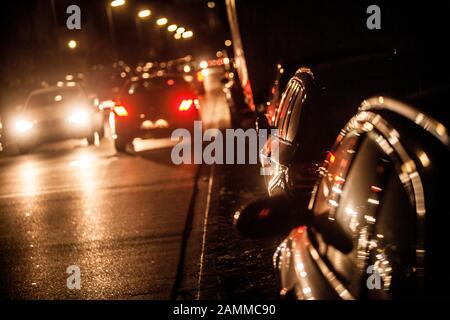 Parkchaos in Freimann anlässlich eines Fußballspiels in der Allianz Arena: Im Bild eine Motorkade von Fußballfans, die einen Parkplatz in der Nähe des U-Bahnhofs Kieferngarten suchen. [Automatisierte Übersetzung] Stockfoto