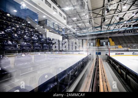 Zuschauerränge, Spielbank und Eisbahn im Olympia-Eissport im Münchner Olympiapark. [Automatisierte Übersetzung] Stockfoto