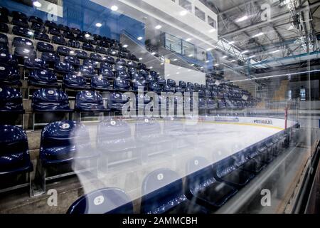 Zuschauerränge, Spielbank und Eisbahn im Olympia-Eissport im Münchner Olympiapark. [Automatisierte Übersetzung] Stockfoto