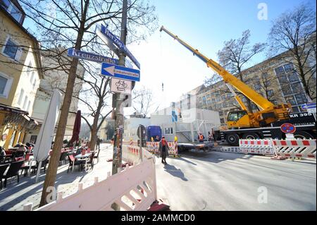 Im Zuge der Vorarbeiten zum Umbau des U-Bahnhofs Sendlinger Tor werden im Hackenviertel Container aufgestellt und Parkverbote erlassen. [Automatisierte Übersetzung] Stockfoto