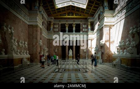 Besucher in der Ruhmeshalle Wallhalla über der Donau bei Donaufauf. Die Gedenkstätte für berühmte Deutsche wurde im Jahre 1842 nach Plänen von Leo von Klenze errichtet. [Automatisierte Übersetzung] Stockfoto