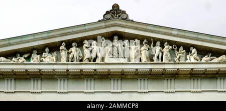 Südfront der Ruhmeshalle Wallhalla über der Donau bei Donaufauf. Die Gedenkstätte für berühmte Deutsche wurde im Jahre 1842 nach Plänen von Leo von Klenze errichtet. [Automatisierte Übersetzung] Stockfoto